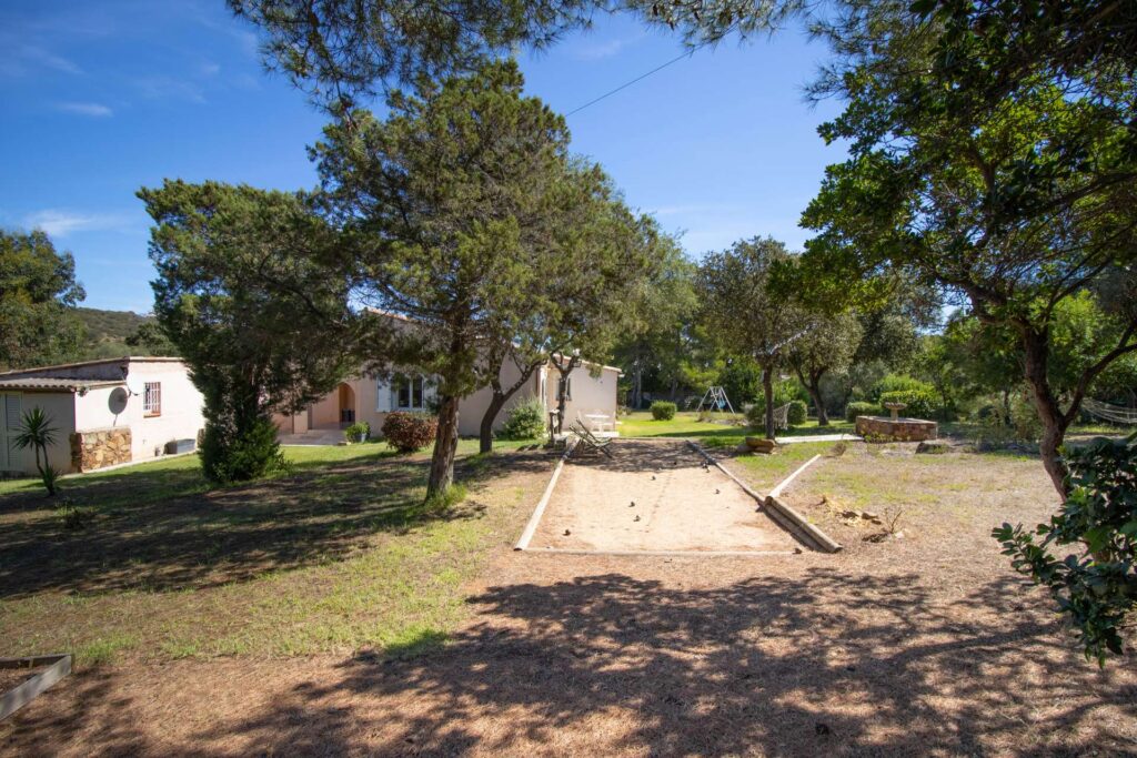 Boulodrome ombragé dans le jardin de la Villa La Chiappa