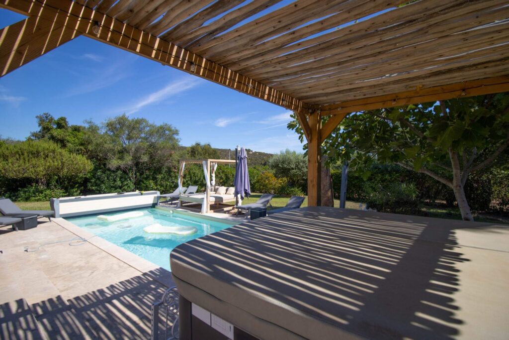 Pergola en bois au bord de la piscine de la Villa La Chiappa