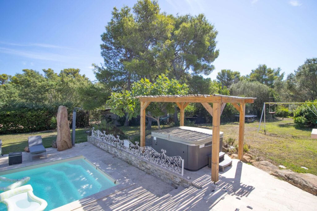 Piscine et bains de soleil de la Villa La Chiappa sous le ciel bleu