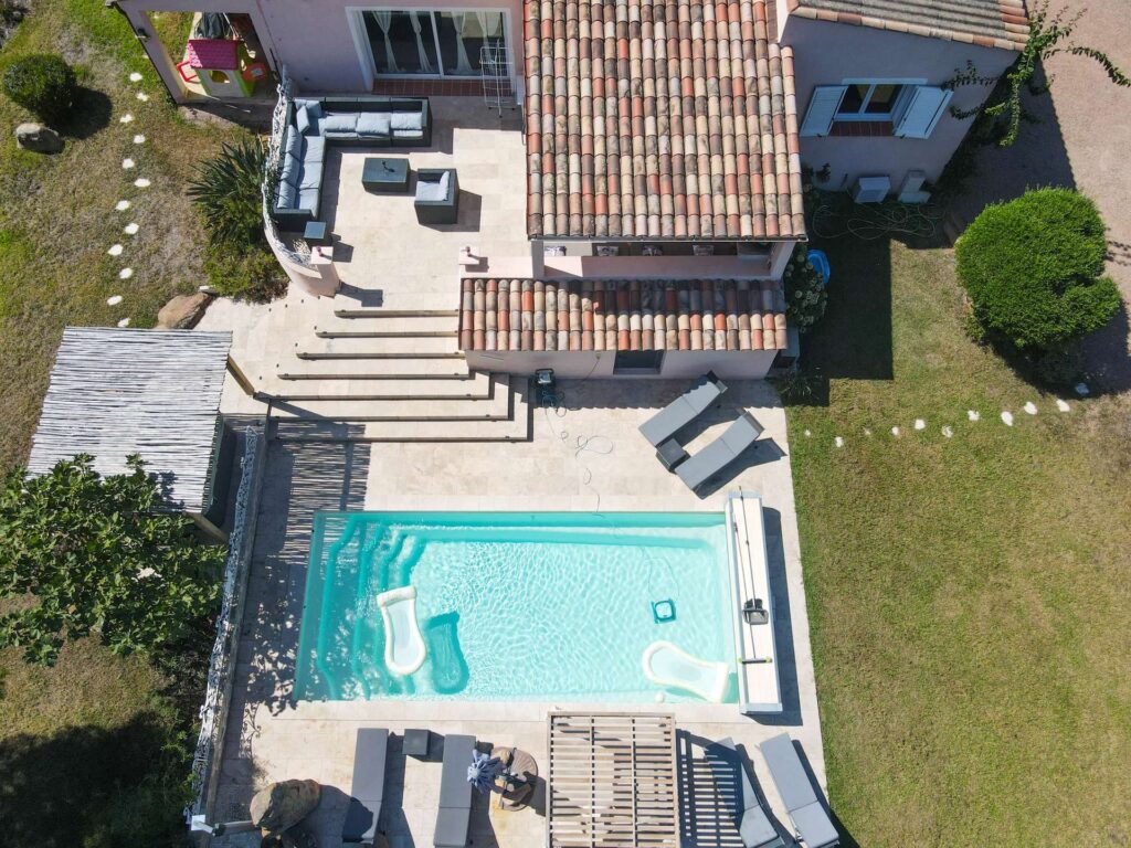 Vue aérienne de la piscine et des toits de la Villa La Chiappa