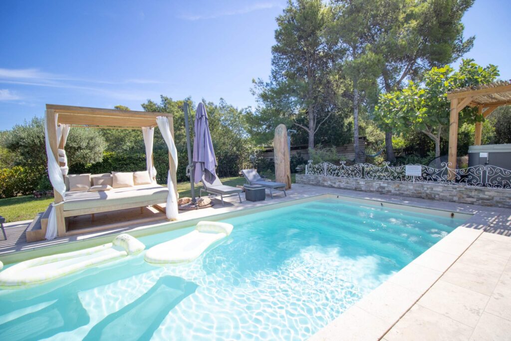 Piscine de la Villa La Chiappa avec lit baldaquin et pergola