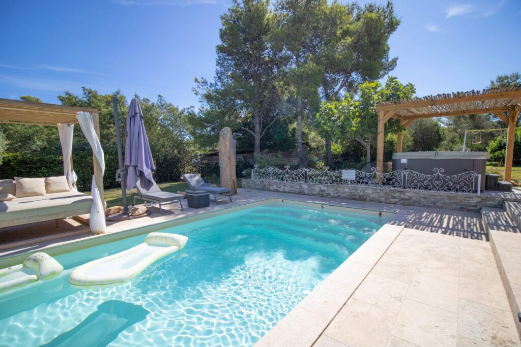 Piscine de la Villa La Chiappa avec salon de jardin et pergola