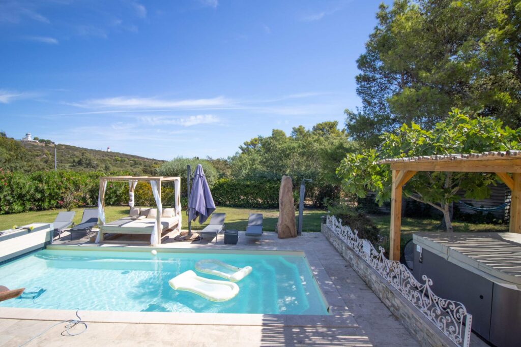 Piscine et salon de jardin de la Villa La Chiappa