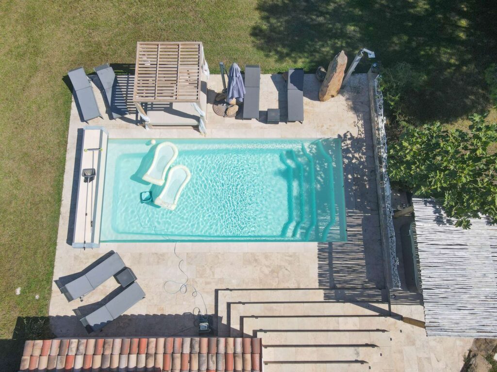 Piscine de la Villa La Chiappa vue du ciel avec bains de soleil et terrasse