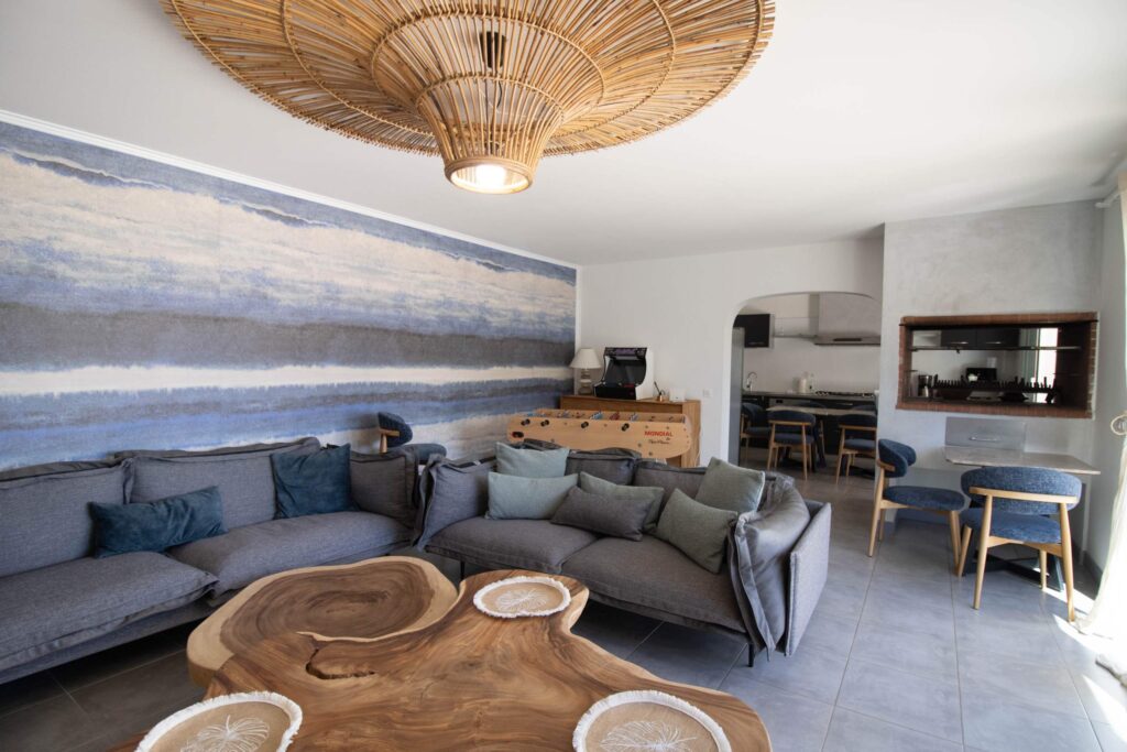Salon lumineux de la Villa La Chiappa avec canapés et table en bois