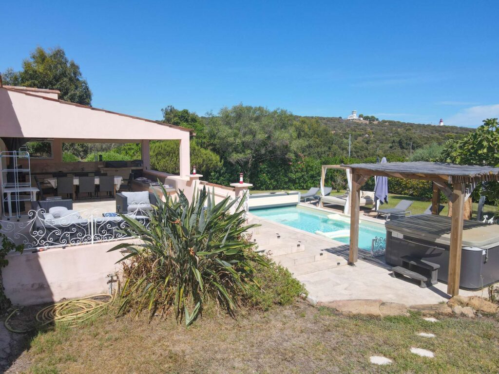 Terrasse et piscine de la Villa La Chiappa vues par drone