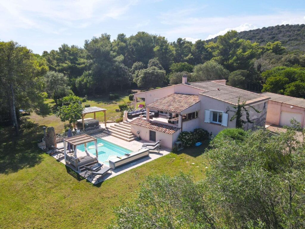 Villa La Chiappa et sa piscine vues par drone au milieu du maquis